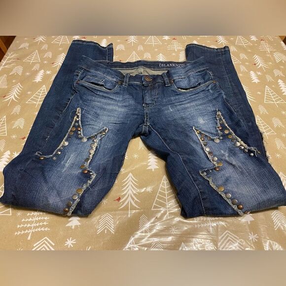 BLANK NYC jeans, with star pattern on the front legs, 28 W and 30 L. (J29) - Picture 3 of 8